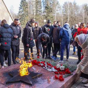 Футболисты «Смоленска» возложили цветы к Вечному огню в Реадовке 