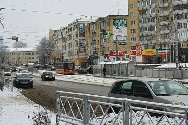 Смоленские дорожники объяснили появление лужи на отремонтированной улице Николаева 