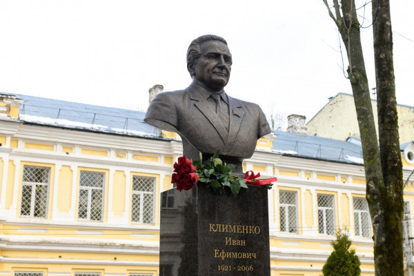 В Смоленске возложили цветы к бюсту Ивана Ефимовича Клименко
