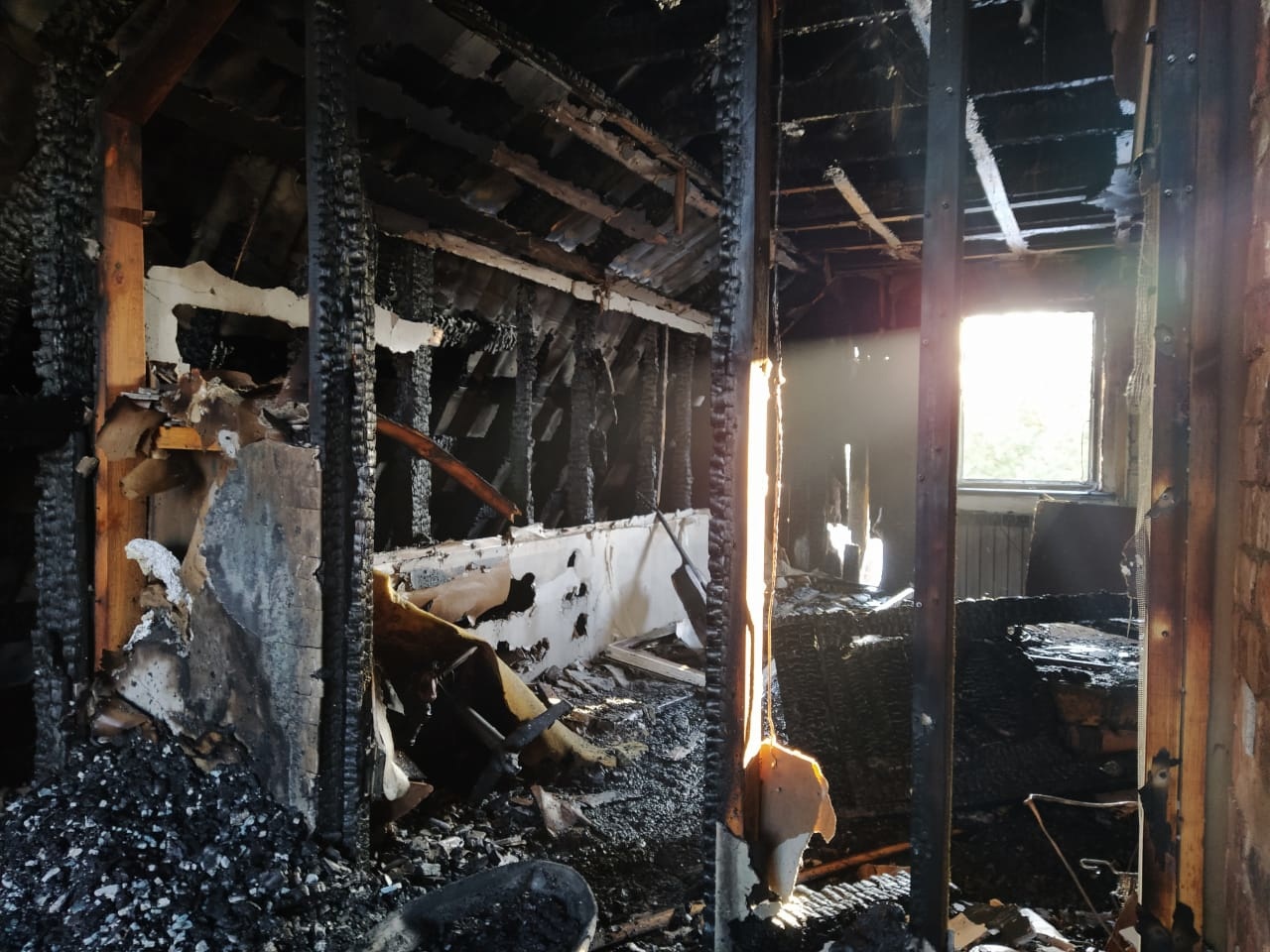 В деревне Деменщина хозяева едва успели спастись из горящего дома 