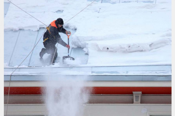 Городские власти предупреждают смолян об опасности схода снега и льда с крыш домов 