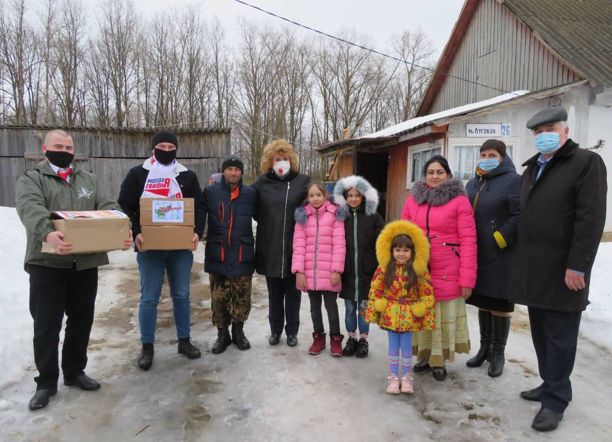 Активисты «Заботы» навестили семьи Темкинского района