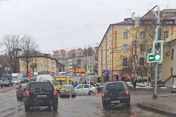 Четыре человека пострадали в аварии в Смоленске 