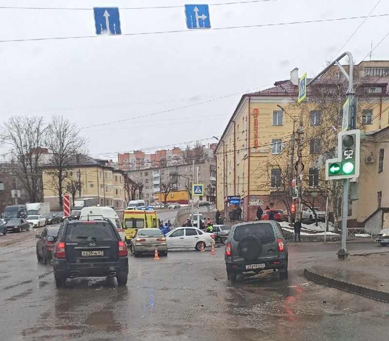 Четыре человека пострадали в аварии в Смоленске 
