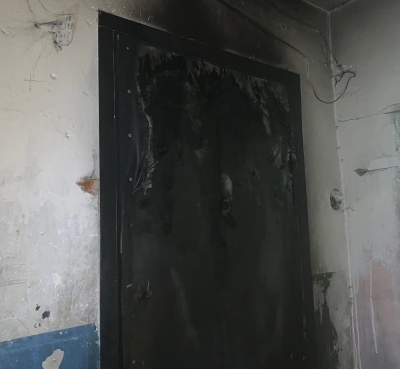 В Сафонове глубокой ночью загорелась входная дверь в квартиру