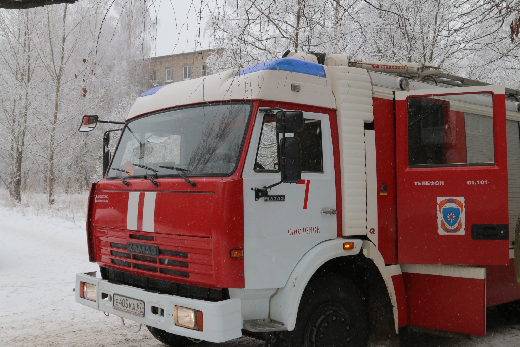 В Смоленске на улице Шевченко загорелась надстройка к подъезду