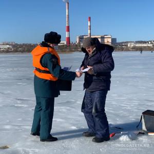 В Смоленске рыбакам напомнили о мерах безопасности на водоемах зимой