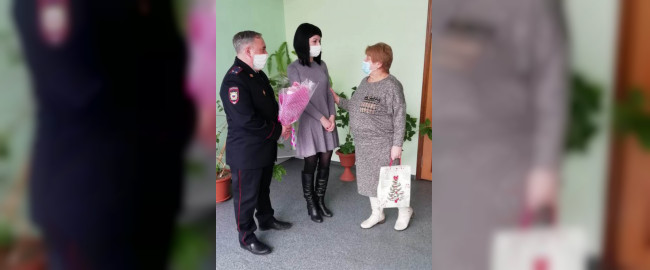 На Смоленщине вдову погибшего полицейского поздравили с наступающим 8 марта