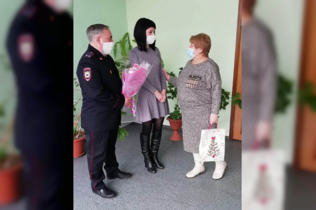 На Смоленщине вдову погибшего полицейского поздравили с наступающим 8 марта