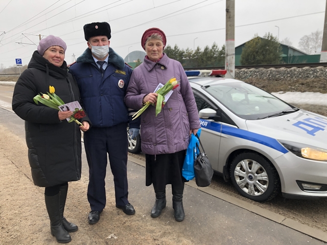 Смоленские полицейские проводят акцию #8МартаВкаждыйДом