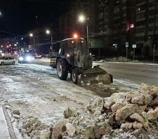 В Смоленске в круглосуточном режиме продолжается уборка и вывоз снега