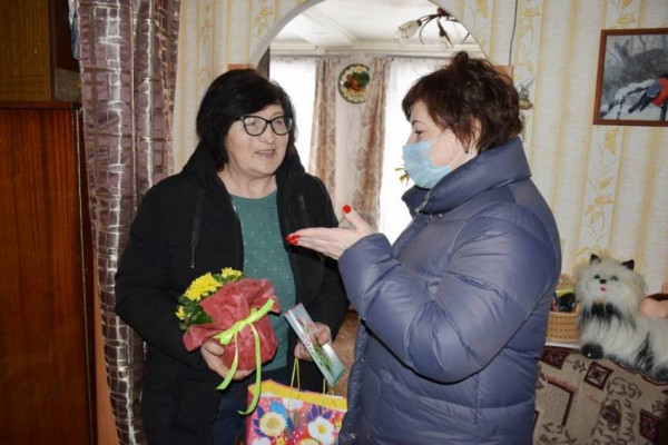 Единороссы поздравили жительниц Смоленской области с наступающим 8 марта