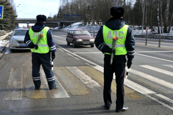 Смоленские Госавтоинспекторы провели акцию #ЦветыДляАвтоледи 