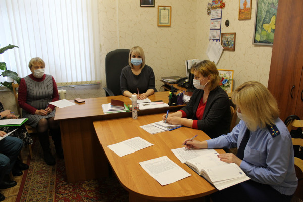 В Кардымово состоялось заседание комиссии по делам несовершеннолетних и защите их прав