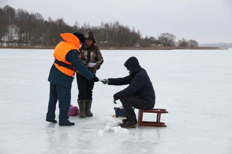 В Смоленской области спасатели напомнили рыбакам о безопасности