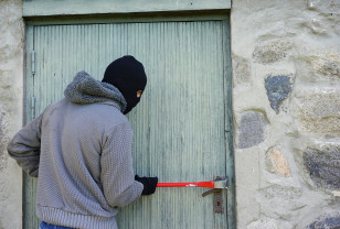 В Дорогобужском районе из общежития украли бытовую технику и вещи