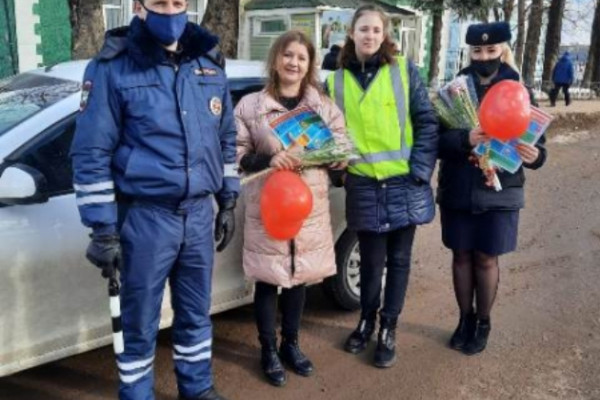 Рославльские госавтоинспекторы и отряд ЮИД поздравляют женщин-водителей с 8 марта
