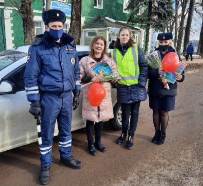 Рославльские госавтоинспекторы и отряд ЮИД поздравляют женщин-водителей с 8 марта