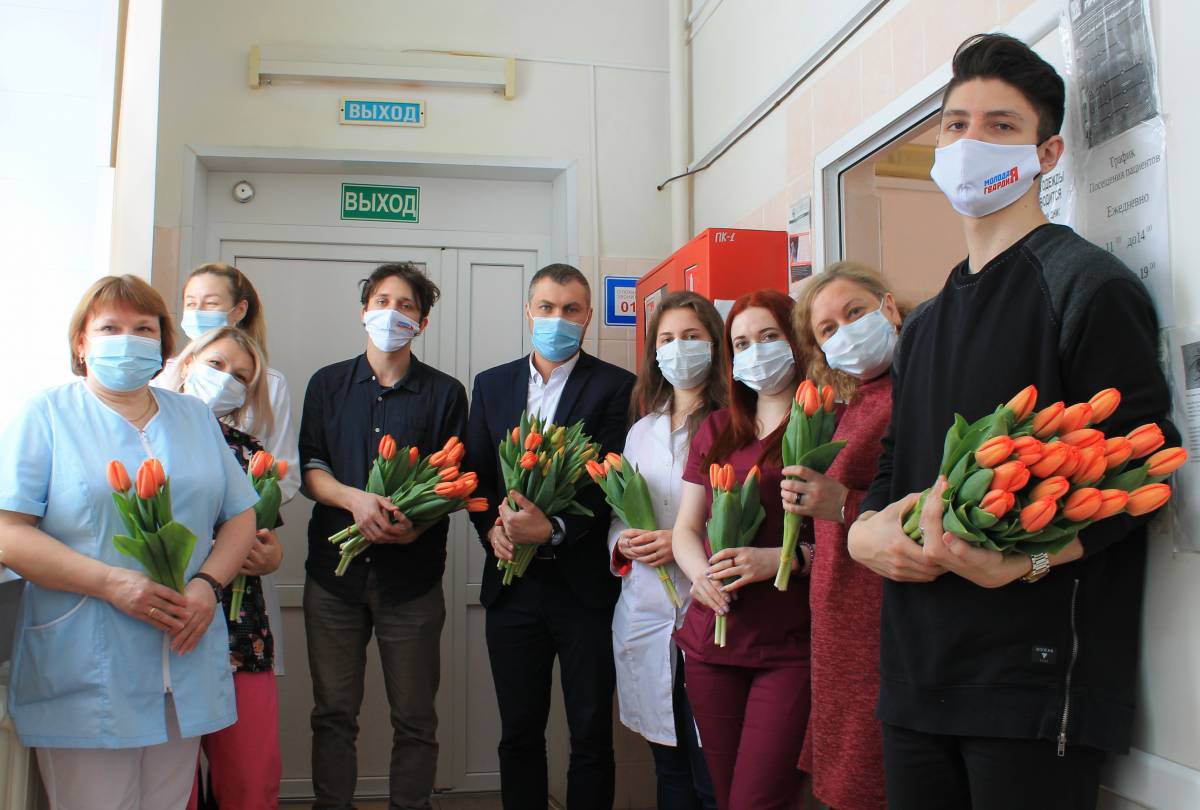 Сотрудницы ковидного госпиталя принимают поздравления с праздником