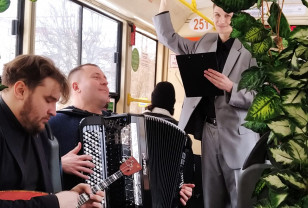 Музыкальный трамвай курсировал по Смоленску в праздничный день