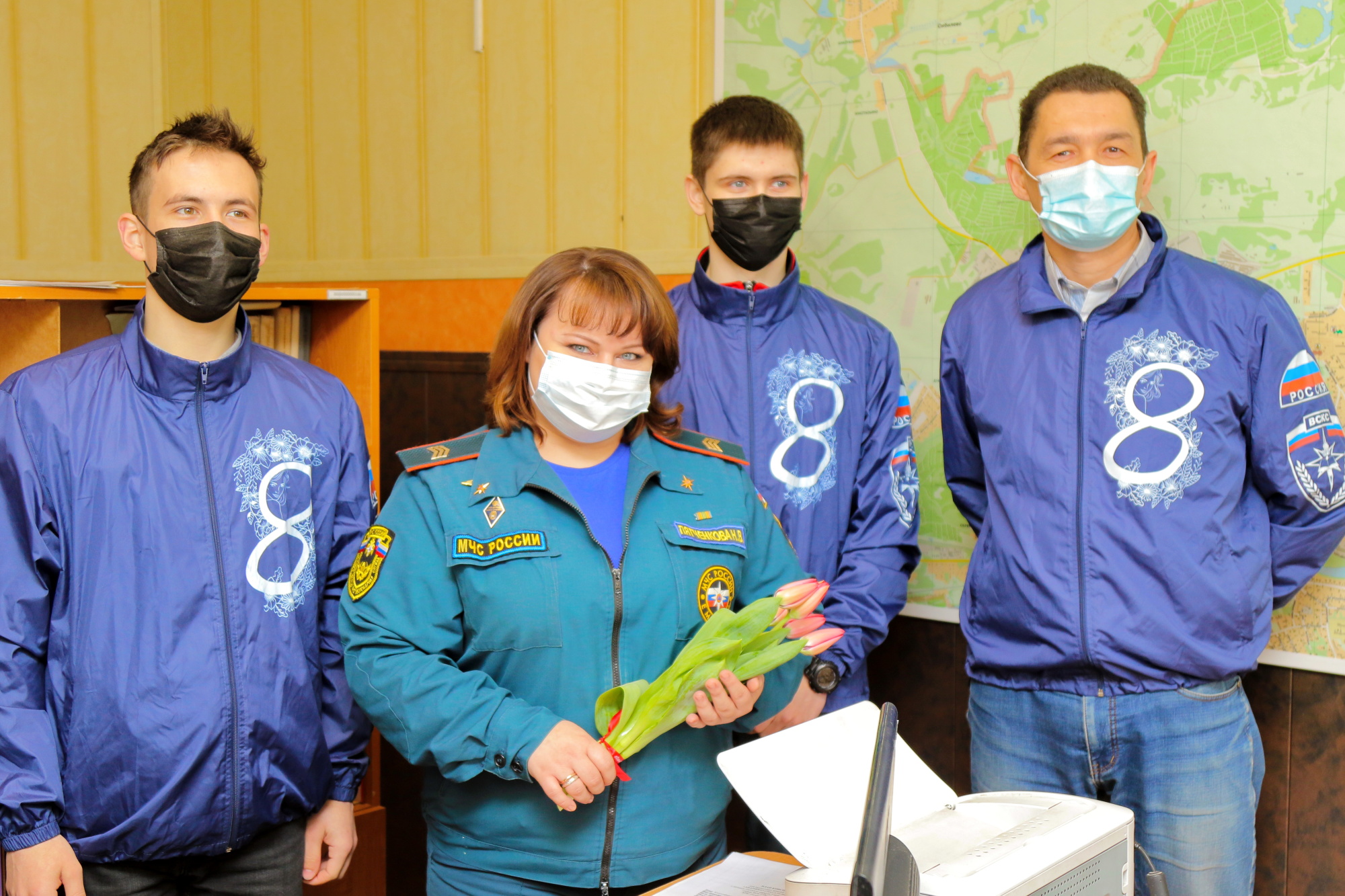 Смоленские студенты-спасатели поздравили сотрудниц МЧС с праздником
