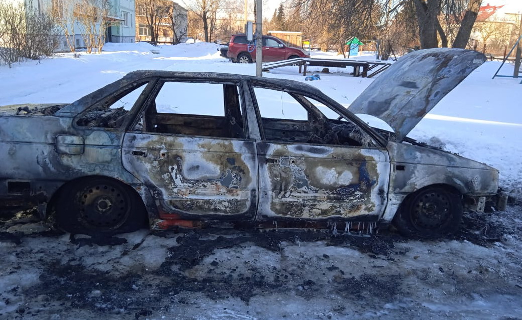 Ранним утром в Вязьме на улице Мира горел «Volkswagen Passat»
