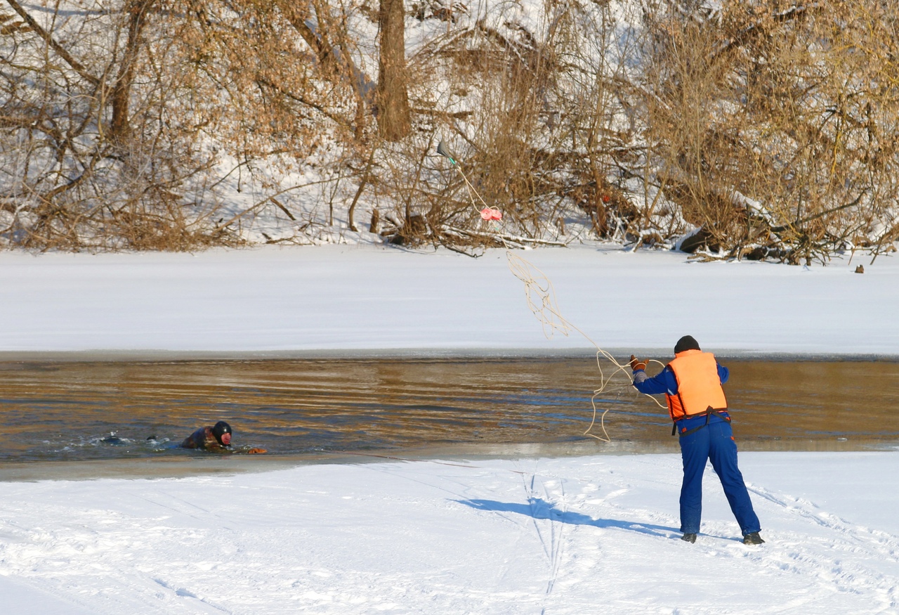В Смоленске спасли угодившего в ледяную ловушку «рыбака»