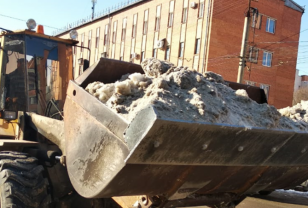 Около 50 единиц спецтехники убирают снег в Смоленске