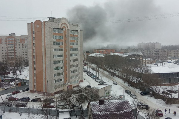 В Промышленном районе Смоленска вспыхнул микроавтобус