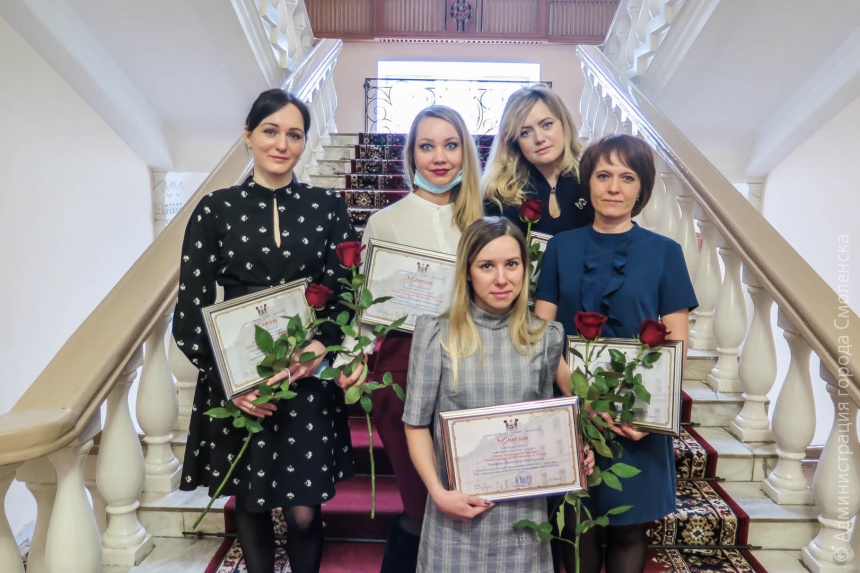 В Смоленске наградили лучших чиновников городской администрации