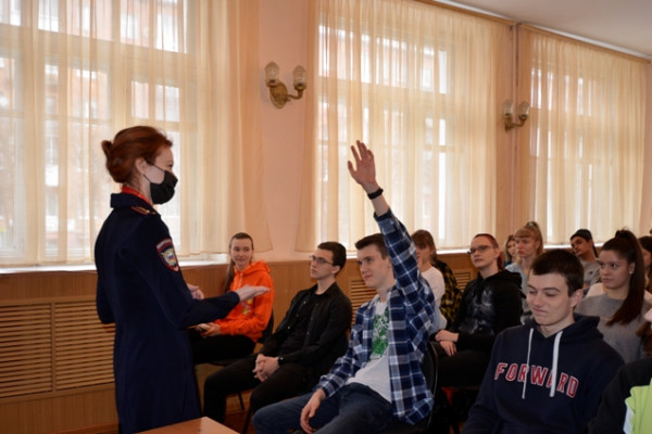 Смоленские полицейские провели со школьниками лекцию «Имя беды – наркотик»