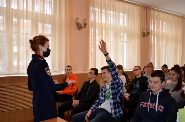 Смоленские полицейские провели со школьниками лекцию «Имя беды – наркотик»