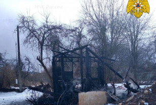 В садовом товариществе «Железнодорожник» в Смоленске сгорела дача