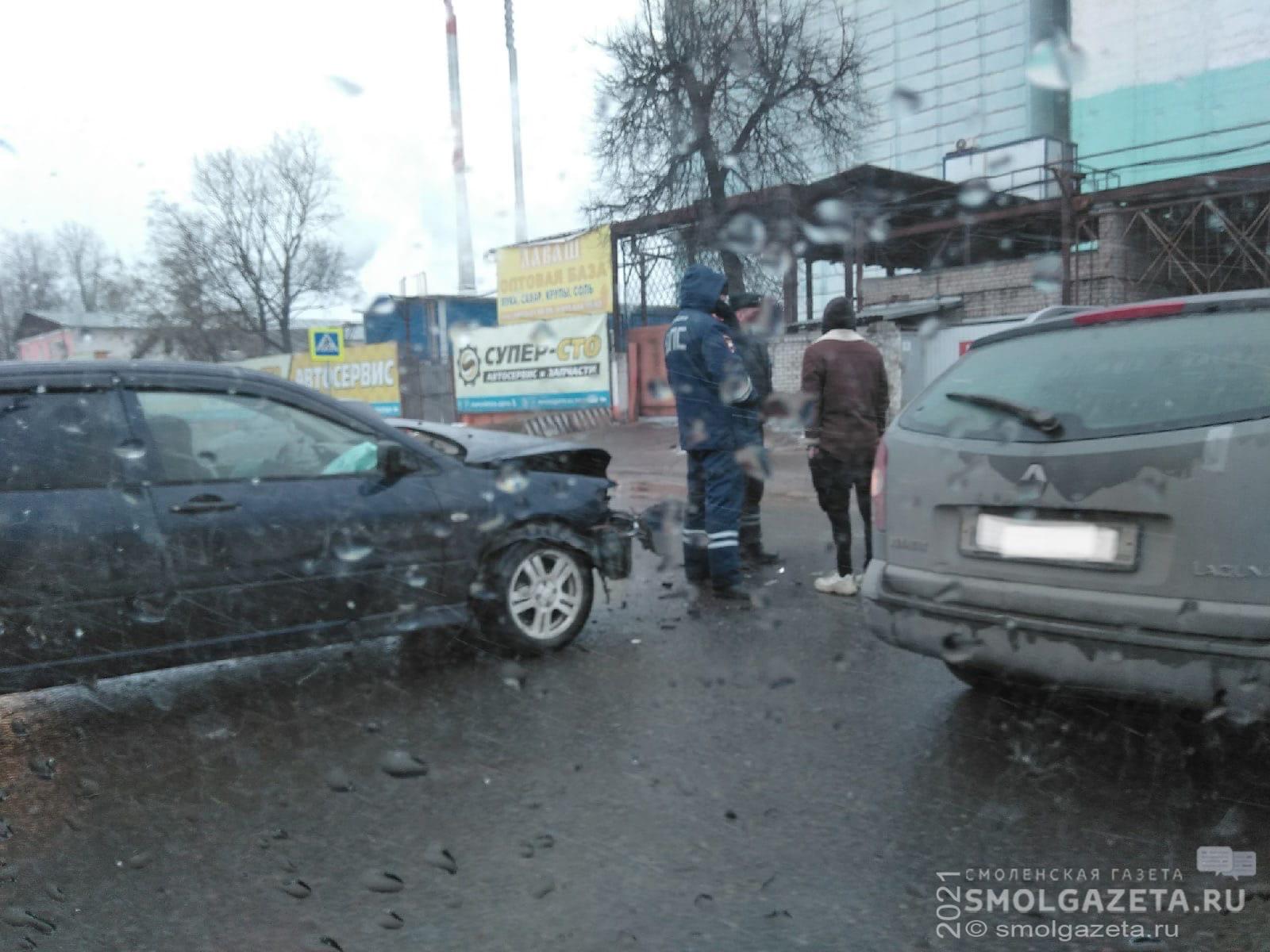 В Смоленске на выезде с парковки ТРЦ «Галактика» произошла авария