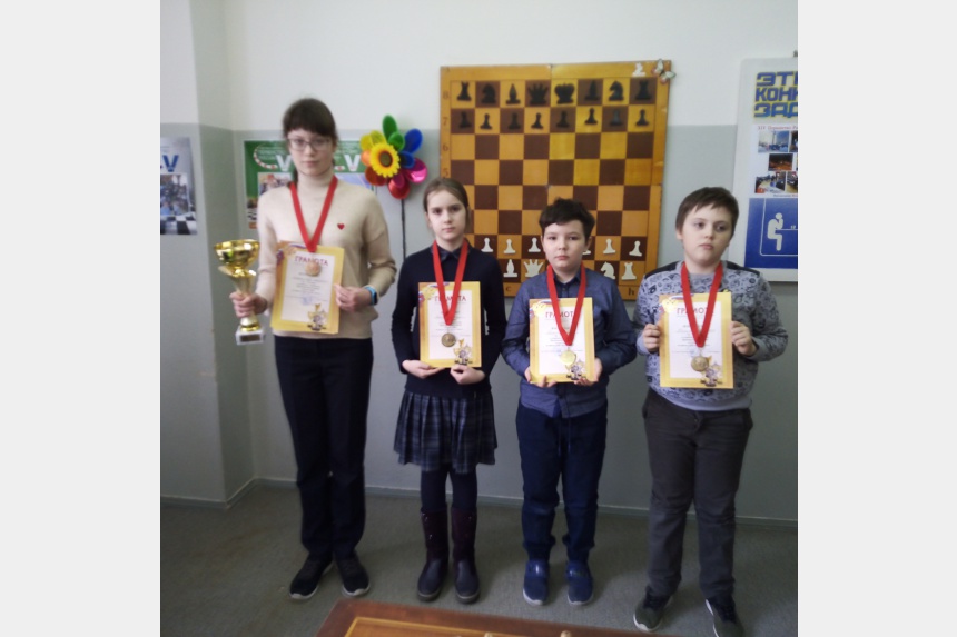 Команда смоленской Гимназии № 4 победила в шахматном турнире