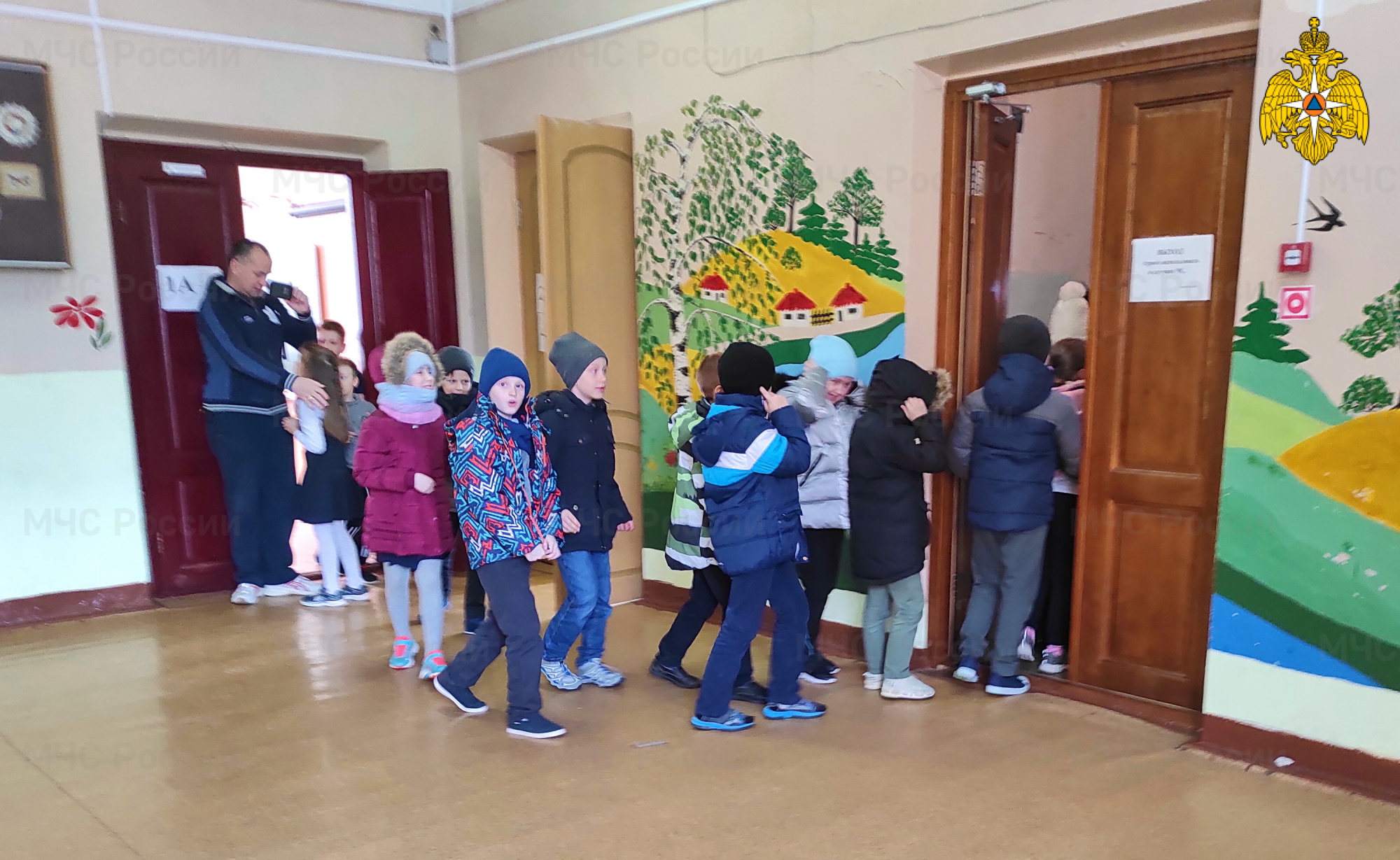 Учебная эвакуация смоленской школы № 13 прошла грамотно и без паники