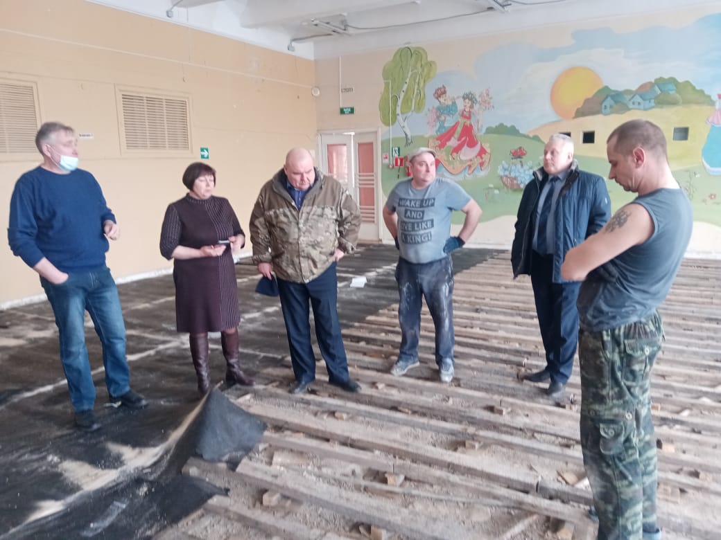 В Кардымовской средней школе ремонтируют актовый зал