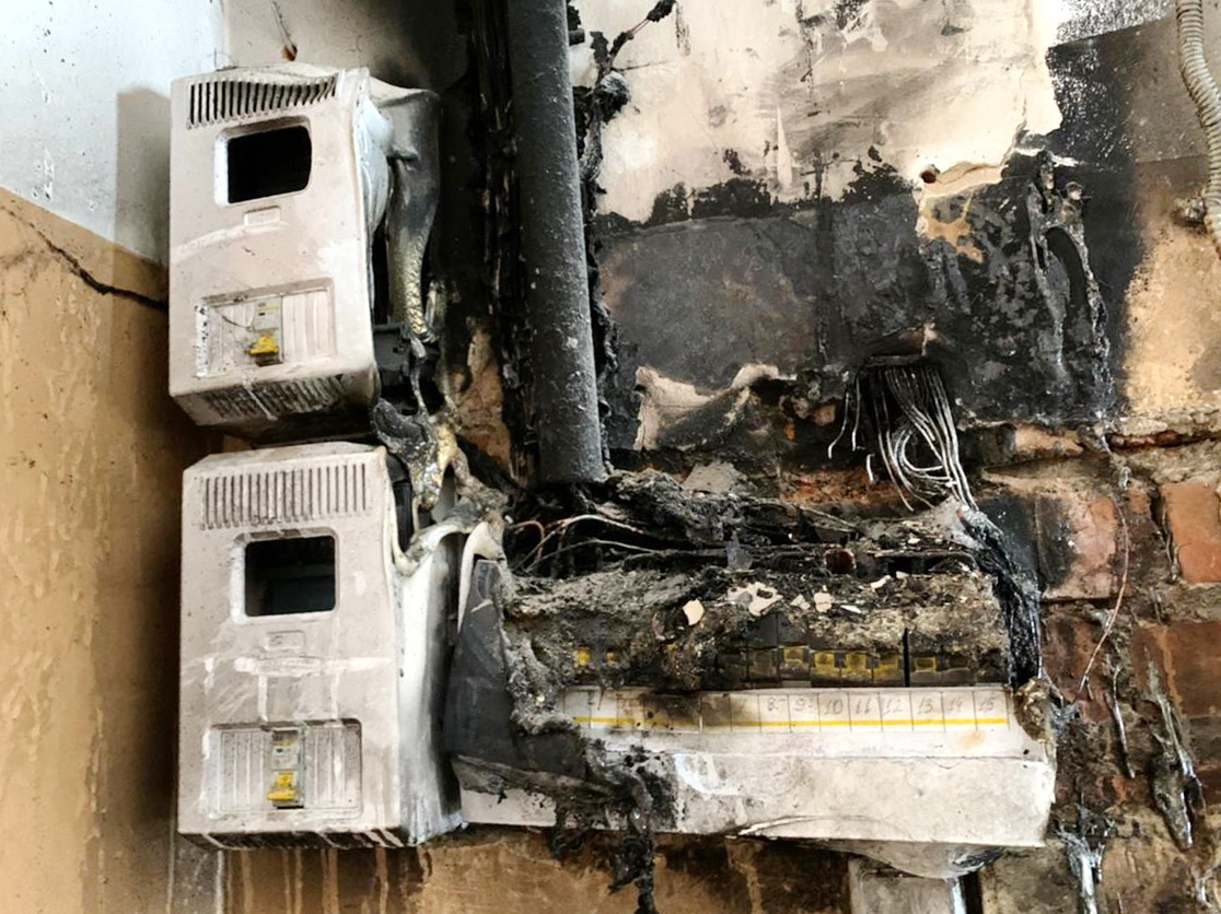 Сотрудники торгового дома в городе Сафоново самостоятельно справились с пожаром