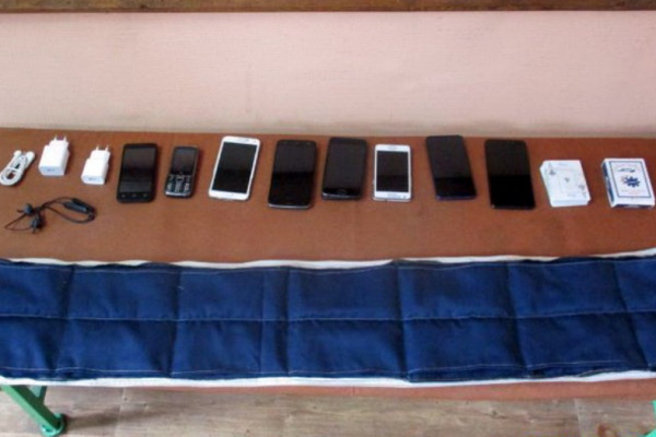 Восемь телефонов пытались тайно ввезти в исправительную колонию в Смоленской области