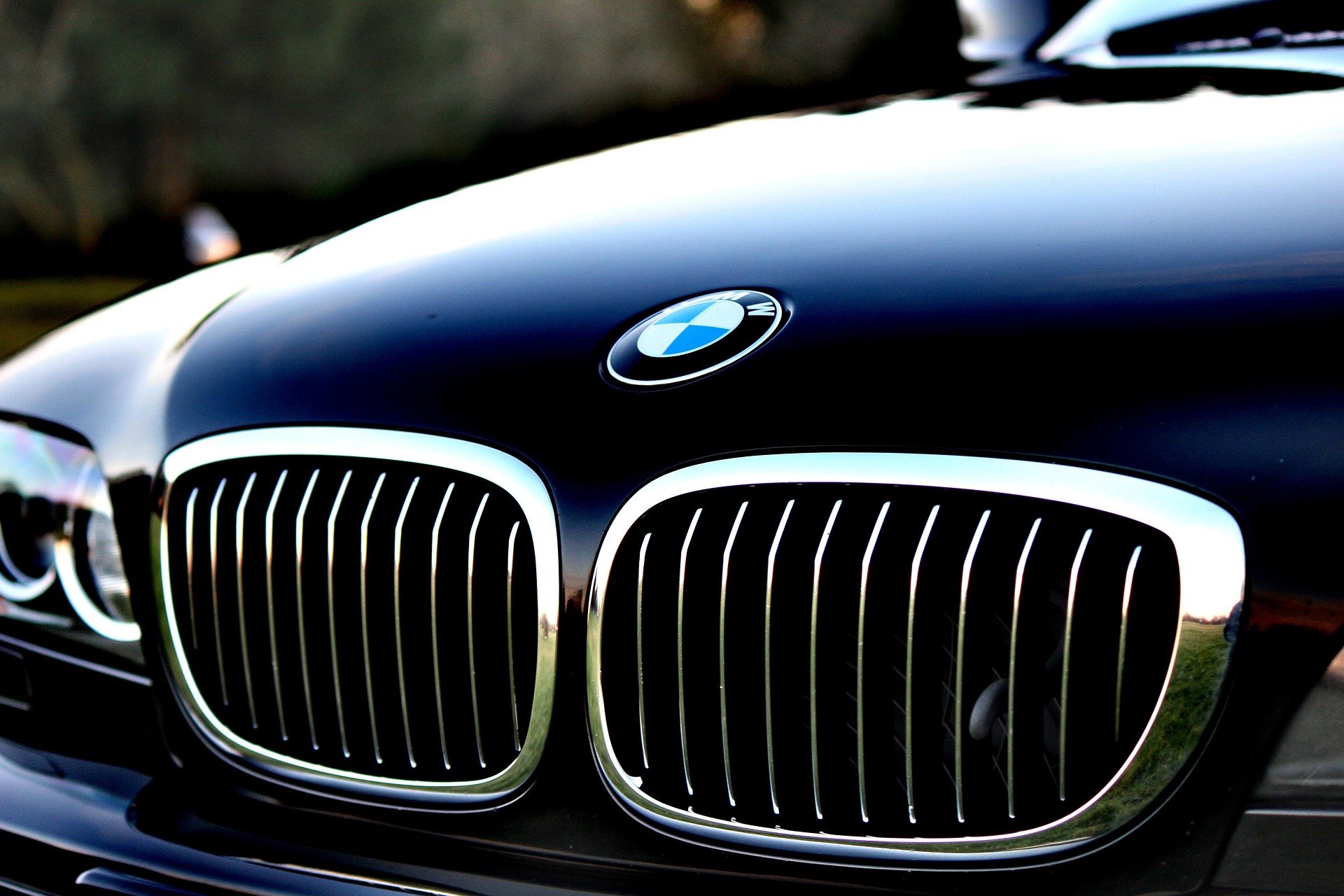 Руководитель из Смоленска чуть не лишился своей «BMW» из-за огромного долга по налогам