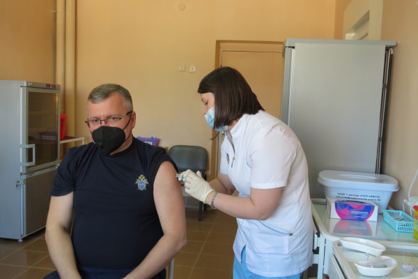 В Смоленске сотрудники Следственного комитета проходят вакцинацию от коронавируса