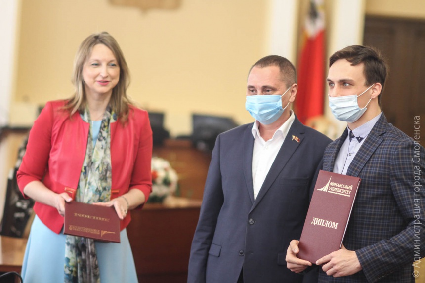 Глава Смоленска вручил дипломы выпускникам и преподавателям Финунивеситета