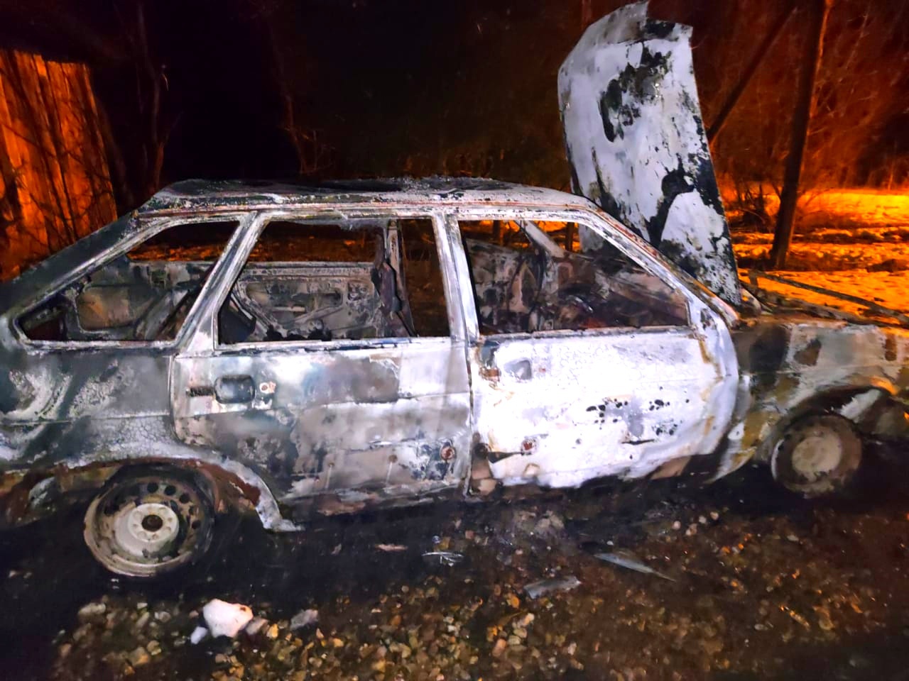 За сутки смоленские спасатели дважды выезжали на возгорания автомобилей