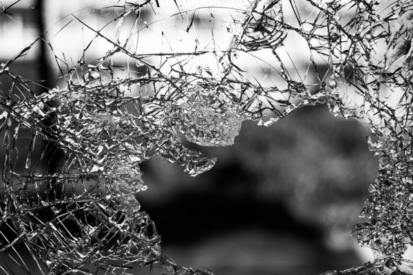 В Смоленске дебошир разбил окно и стекло входной двери в кафе