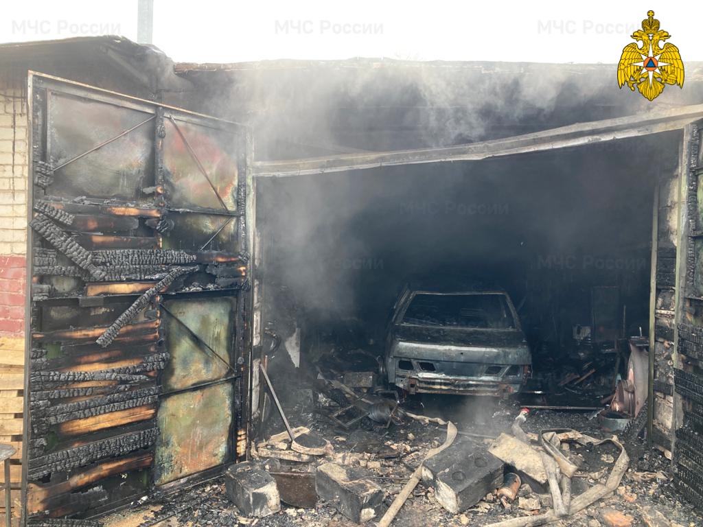 В Сафонове при пожаре в гараже сгорел автомобиль