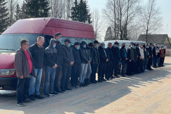 Смоленские пограничники обнаружили в трех микроавтобусах 29 нелегалов