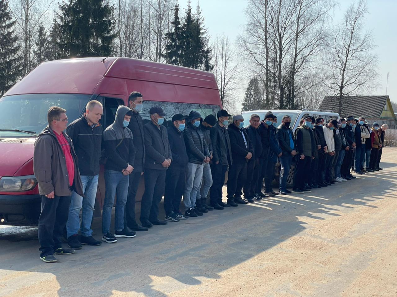 Смоленские пограничники обнаружили в трех микроавтобусах 29 нелегалов