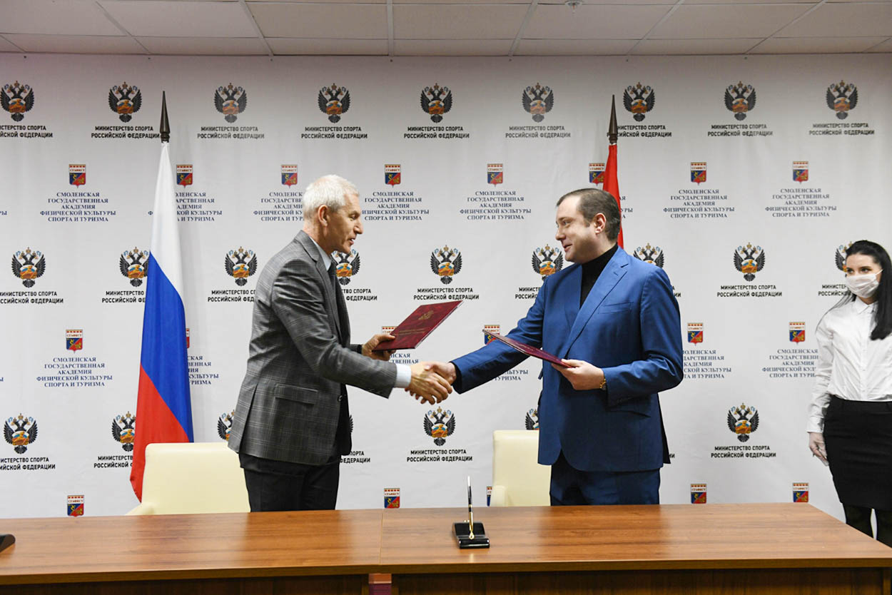 Министр спорта и губернатор подписали соглашение о развитии футбола в Смоленской области