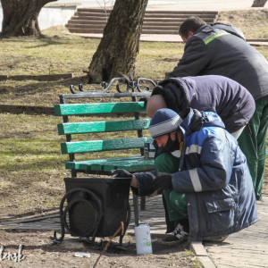 В парках и скверах Смоленска начался ремонт и покраска скамеек