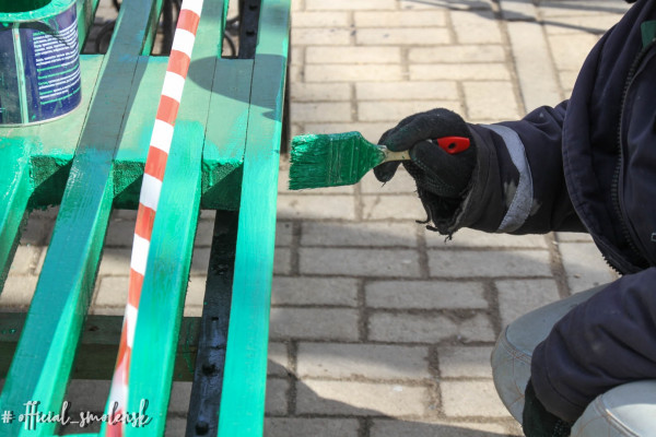 В парках и скверах Смоленска начался ремонт и покраска скамеек